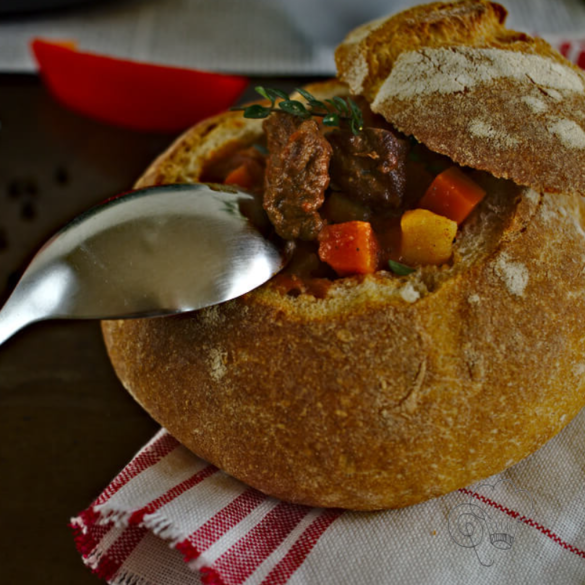 Gulaschsuppe im Brottopf