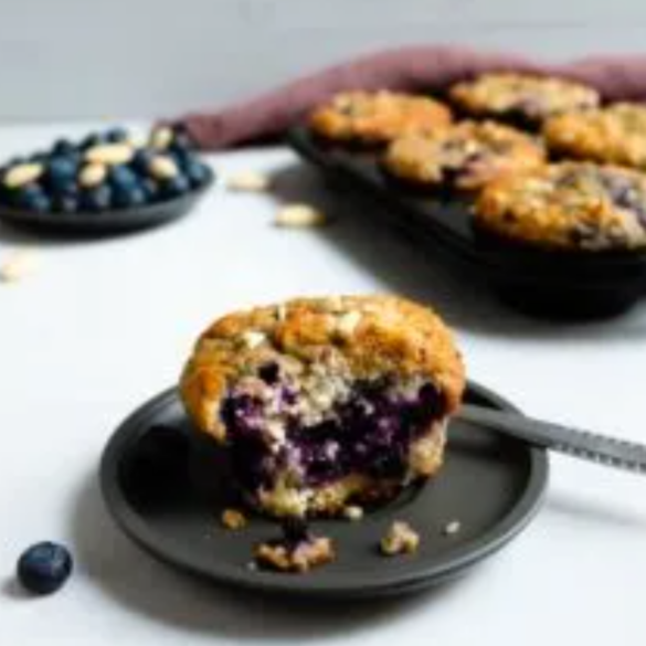 ZITRONEN-BLAUBEER-BUTTERMILCH-MUFFINS MIT MANDELN