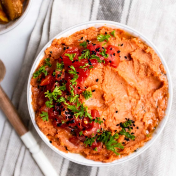 OFENKARTOFFELN MIT TOMATEN-HUMMUS