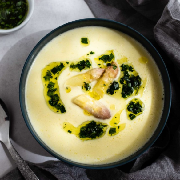 ZITRONIGE SPARGELCREMESUPPE MIT ESTRAGON-ÖL