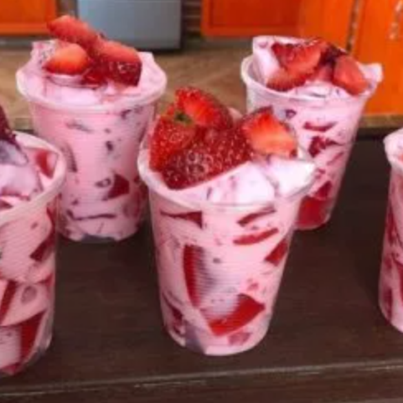 Ruck Zuck Erdbeer Dessert mit Joghurt