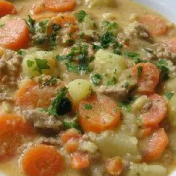 Kartoffel Hackfleisch Topf mit Schmand und Mohren